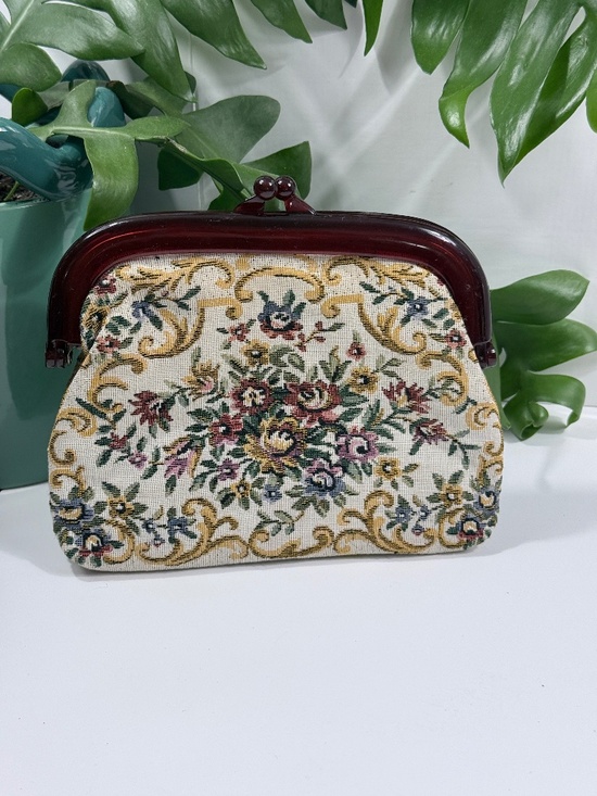 Vintage Handbags - Floral Needlework Clutch Clutch Coin Purse